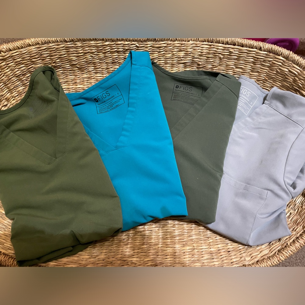 **BUNDLE **
Figs Technical Collection Scrub Tops Size Small